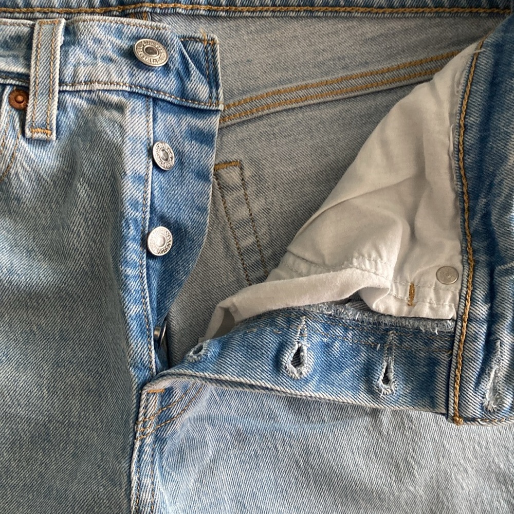 Levi’s Wedgie Straight, button fly SZ 27